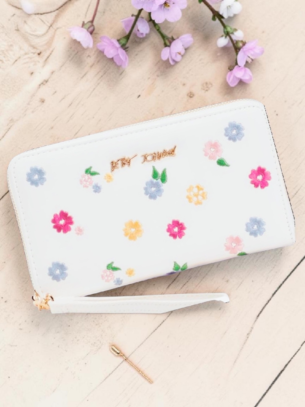 NEW Betsey Johnson White Embroidered Floral Wallet Wristlet Strap 8"x4.75" NWT - Picture 8 of 9